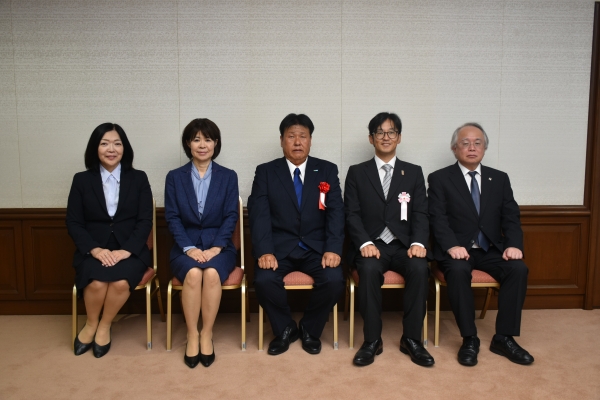 畝本検事総長と「こうち絆ファーム」の方々